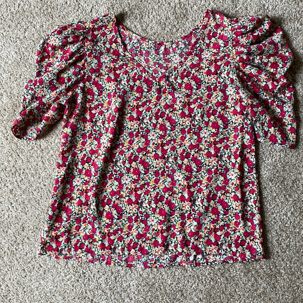 Floral top with ruched sleeves